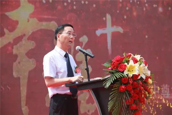 大明宫东三环店总经理葛养军致辞 大明宫建材在董事长席有良的带领下，将会一如既往的支持中尊建材，并对中尊幸福生活馆的开业表示祝贺，对本次到场的所有嘉宾以及消费者表示欢迎和致谢。