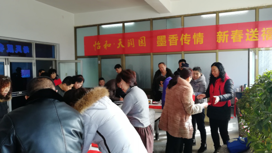市民捧着这些油墨未干、字迹飘香的春联，都喜上眉梢，兴致盎然，纷纷感受到了春节临近的欢乐气氛。