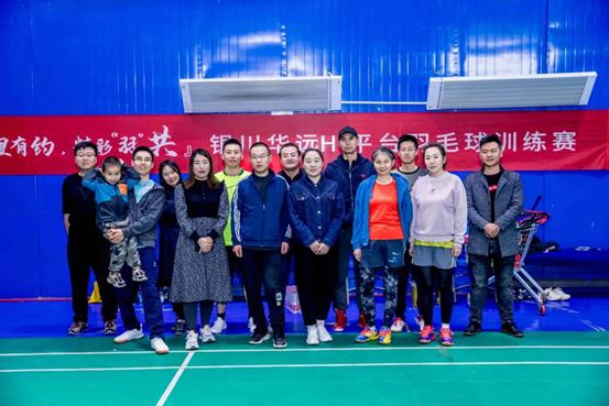 邹建坤在银川华远Hi平台组建的羽毛球社团中，与邻里切磋球技