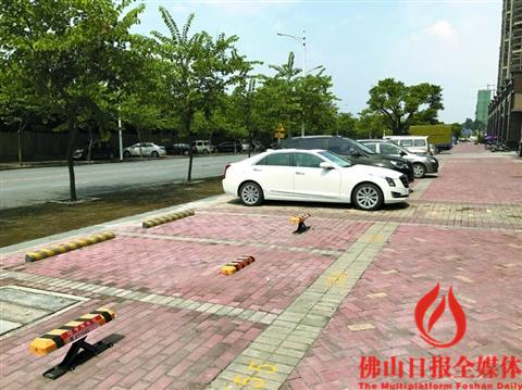 小区停车收费起纠纷 室外停车位权属到底是谁的?