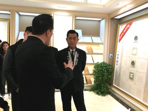 奥普执行总裁吴兴杰为古天乐介绍奥普的产品