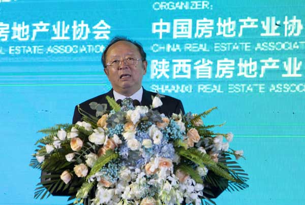 陜西省房地產業協會黨支部書記張陽主持上午會議
