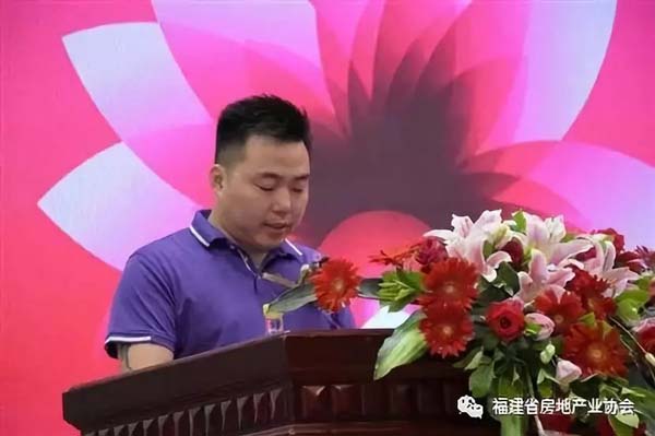 大会总监票人王剑锋宣布计票结果 （福州中联立信房产代理有限公司）