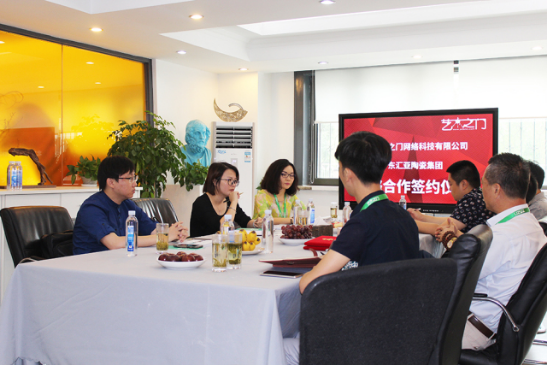  【汇亚陶瓷集团市场部总监简倩敏女士

  与北京艺术之门代表进行合作研讨】