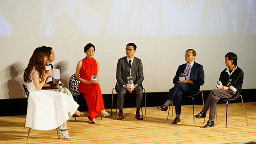 电影原型叶志成先生、叶子涓女生，以及紫荆花涂料集团叶均先生与电影主创现场分享电影内外的点点滴滴