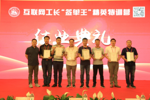 文总与部分毕业生合影
