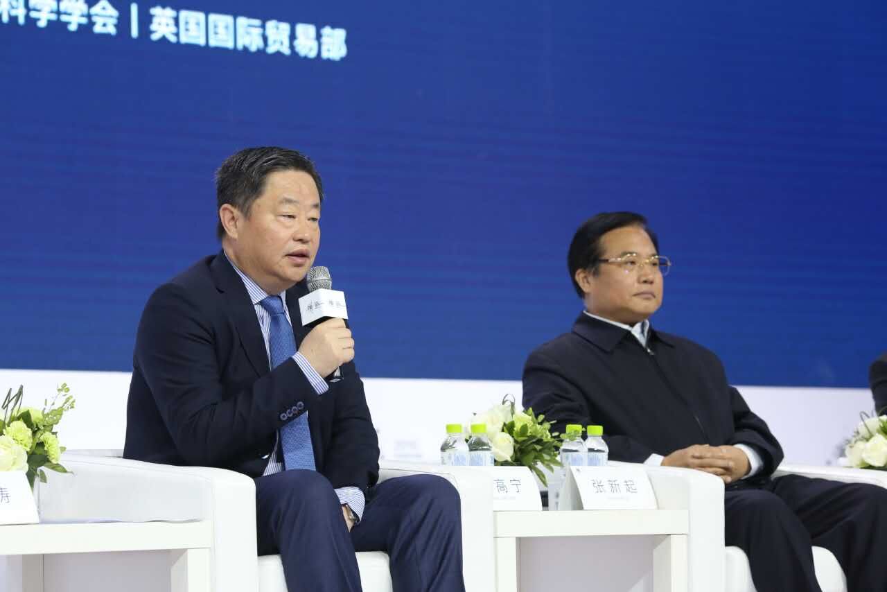 中化集团董事长宁高宁(左)、青岛市市长张新起（右）