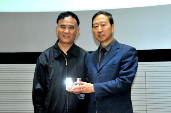 陈伯超名誉理事长向王洪礼总建筑师赠送“文化传播纪念品”  第二位主讲嘉宾中国建筑学会寒地建筑专业委员会理事长、哈尔滨工业大学建筑学院院长、哈尔滨工业大学建筑设计研究院院长梅洪元先生,演讲题目《追求平凡.回归原真-当代地域建筑创作感悟》