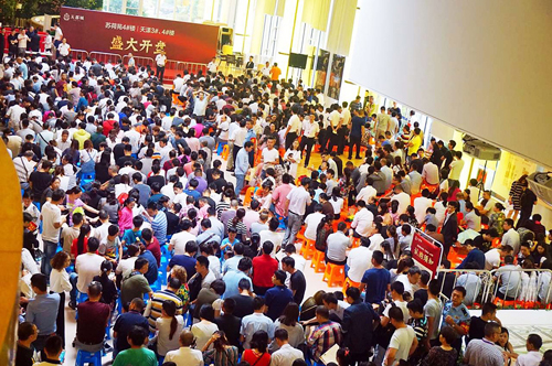 9月17日，杭州某楼盘开盘引发2000人的抢房潮。  图片来自杭州乐居。