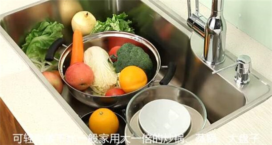 清洗的小物件抹布和擦碗布都挂在水槽边的置物架上，清洗锅碗时方便拿取，也不占空间。