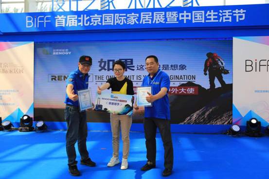 （大使炜哥、李懿、大使艾威国际廖总，大使授予仪式）