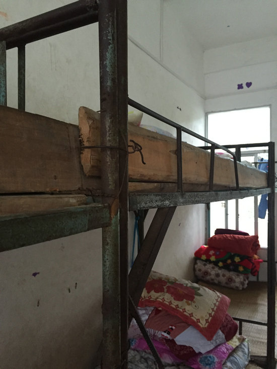  捐赠之前，学校用了二十多年的旧铁架床