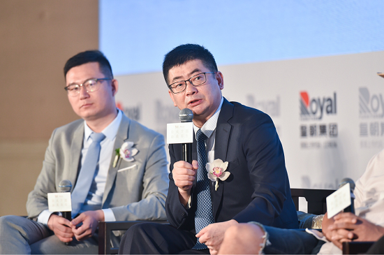 居然之家家居连锁集团总裁王宁（右）与皇朝家私集团副总裁褚汉青（左）
