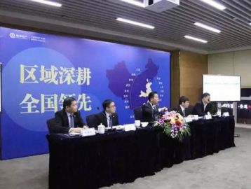   管理层向调研团队介绍公司业绩情况