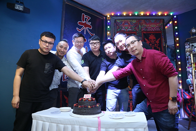 7602设计联盟主要成员共同切蛋糕