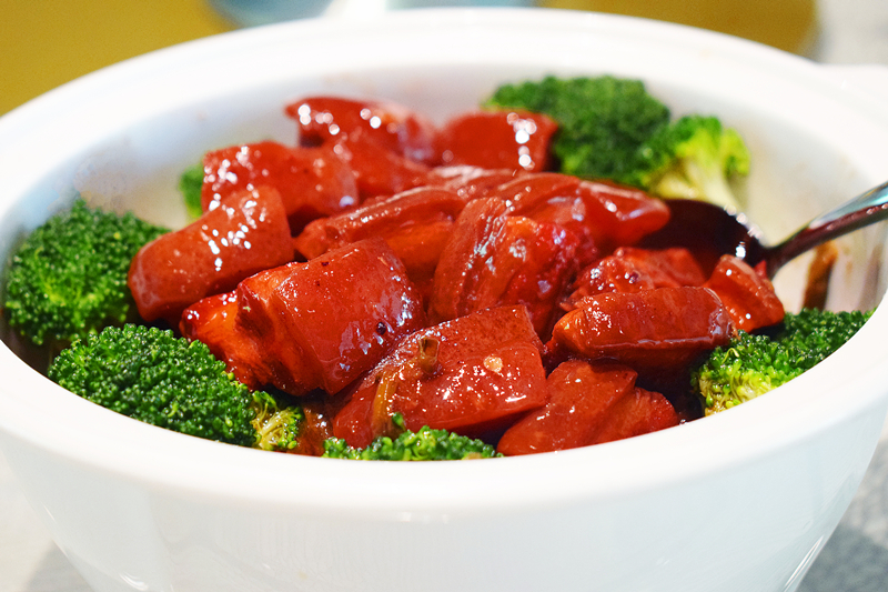 （在品泉餐厅可以尝到从化特色菜：野山坑螺蒸农家鸡、吕田大肉。）  