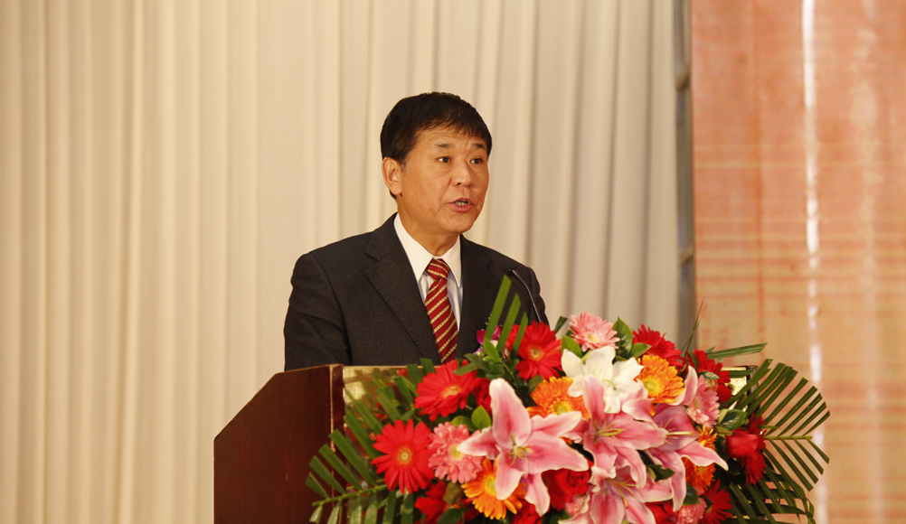 中國房地產(chǎn)業(yè)協(xié)會副會長張力威宣讀“關(guān)于表彰第七屆中國房地產(chǎn)“廣廈獎”優(yōu)秀參建單位的通報”