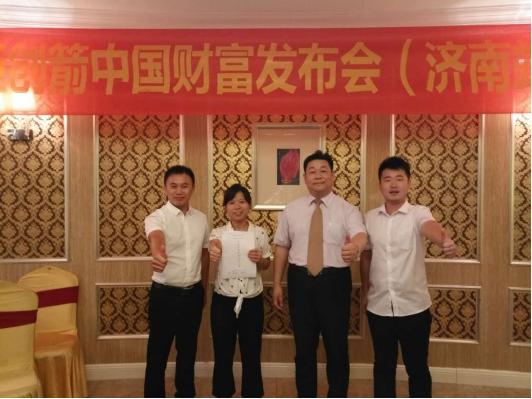 图为签约客户与吴经理（左数第一）合影▲
