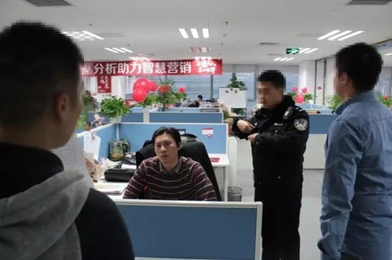 京东披露员工受贿遭刑拘 在办公室被警方带走
