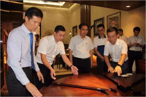 东莞市市长梁维东视察第36届名家具展