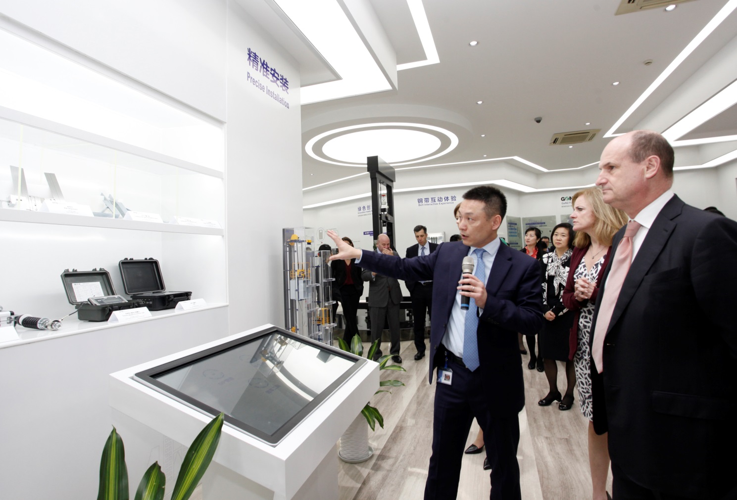 奥的斯全球总裁参观奥的斯机电中国展厅