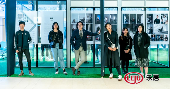 阎明老师和他的学生们在展位的合影