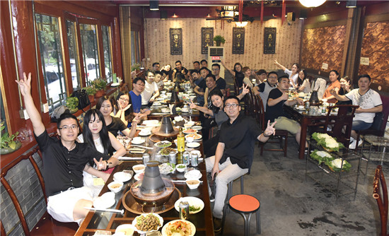 ▲通利®别墅大师营的青年设计师们一起吃火锅涮羊肉。