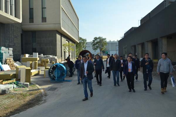 人员参观了国家建筑工程质量监督检验中心抗震