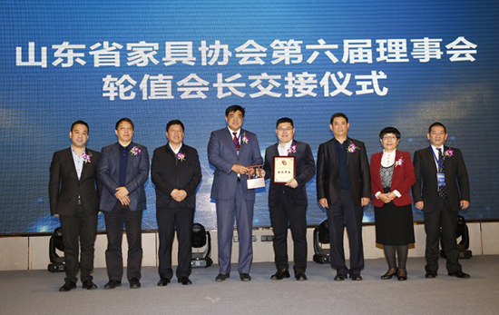 　　第六届理事会轮值会长交接仪式