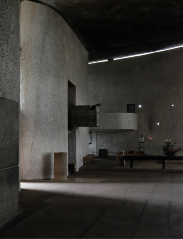 3-3图(53)  柯布西耶设计的朗香教堂，室内神秘静谧，充满宗教气息。