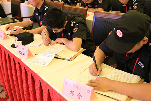 有的字不会写，用拼音，有的意思表达不清楚，就多写几句