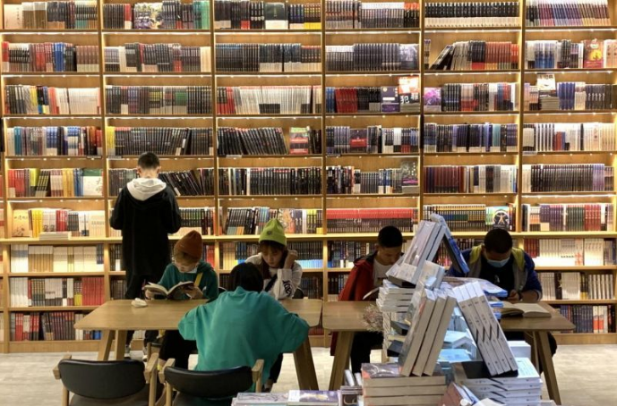 正在认真阅读的市民。（宜宾新闻网 潘一豪 摄） 宜宾新闻网10月5日讯（记者 潘一豪）国庆假期过半，有市民选择出游或走亲访友，也有不少市民选择阅读进行“充电”。10月5日，记者从宜宾购书中心获悉，截至4日，书店客流量实现同比增长，上万读者走进书店，在“书香”中度过假期时光。 10月5日下午，记者在宜宾购书中心看到，许多市民带着孩子来到这里选购图书、充电学习，几乎每个角落都能看到埋头读书的大人和孩子。据了解，凭借良好的阅读环境，该书店在国庆假期单天最高客流量为2000人次，较往常人流量翻了将近一倍。