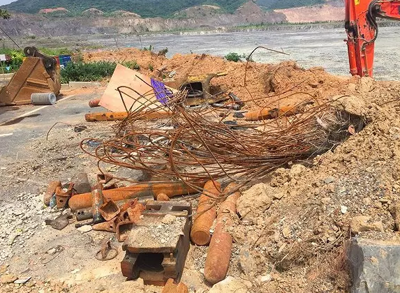 附近多山，因此當地出產石材