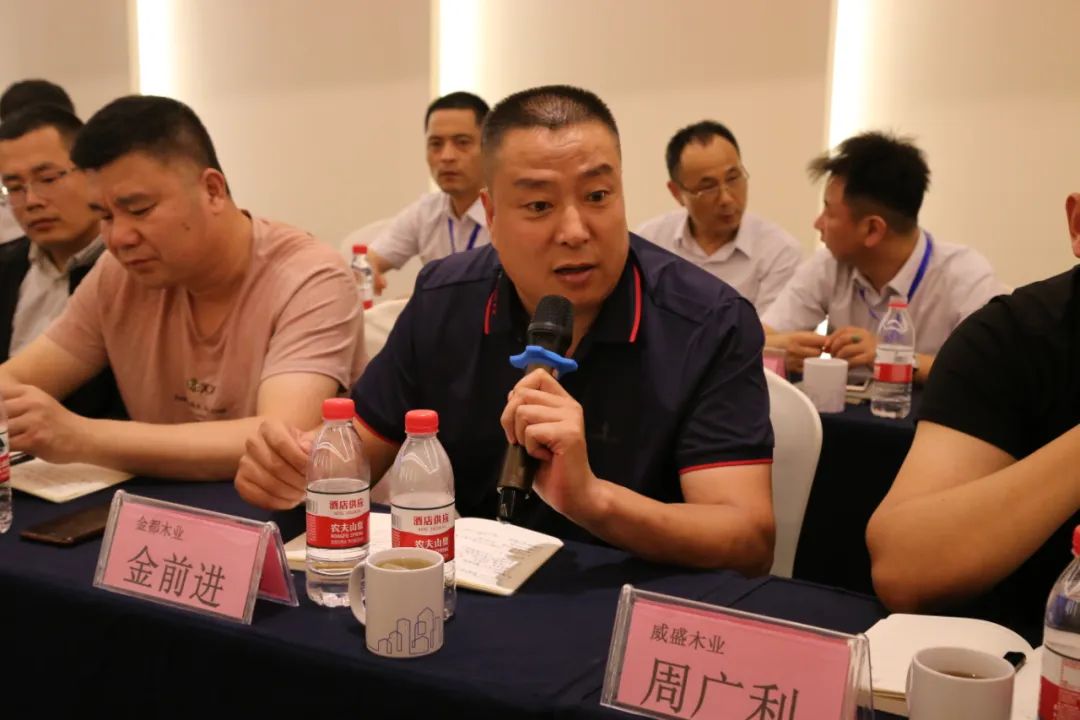 云峰莫干山家居研究院副院长庞小仁主持互动讨论环节