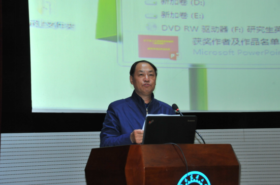 辽宁省土木建筑学会顾南宁秘书长宣读“2017辽宁省土木建筑科技创新奖（ 建筑创作奖）”获奖文件并组织颁奖