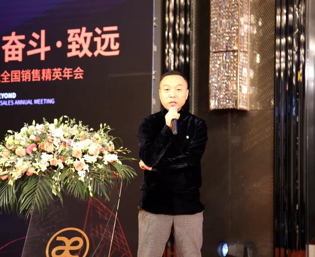 ▲书香门地副董事长、副总裁卜立江先生现场做《美学产品力》分享