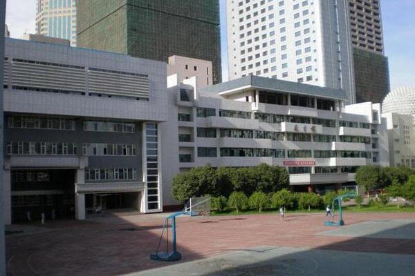 乌鲁木齐市一中北门校区恢复初中部