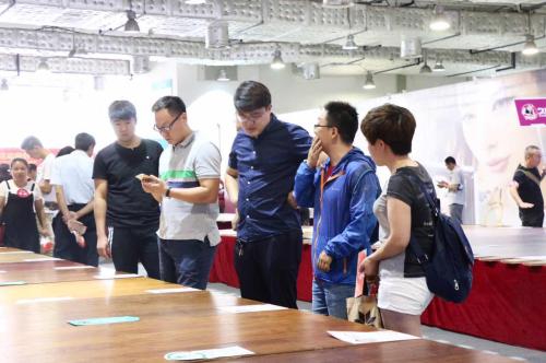 实木复合地板专区也吸引了大批消费者的青睐，久盛实木复合地板稳定性、环保型优异，且花色多样。