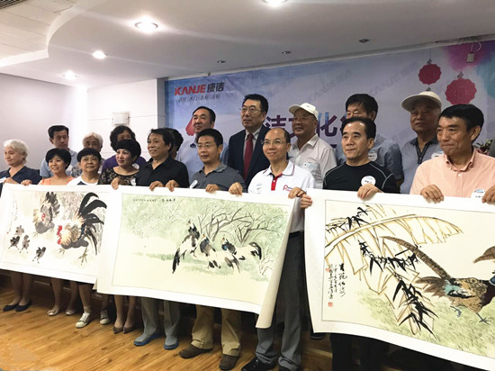 24位康洁VIP客户代表领取书画作品 