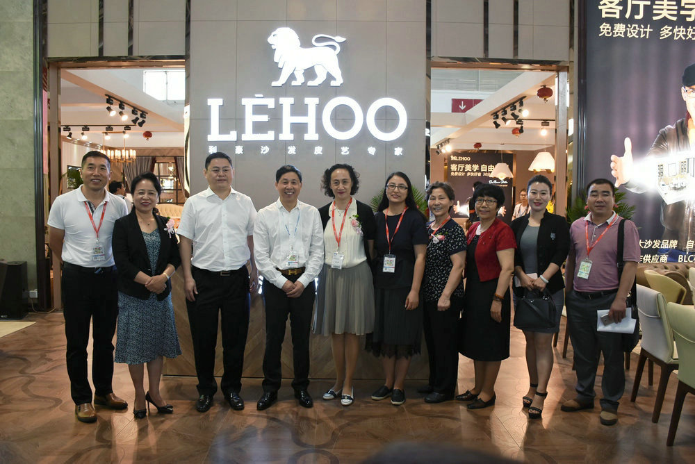 利豪登陆北京国际家居展 3大利器助力经销商(图4) 中国家具协会秘书长张冰冰女士、全国工商联家具装饰协会执行会长张传喜先生等嘉宾畅谈利豪客厅定制新模式