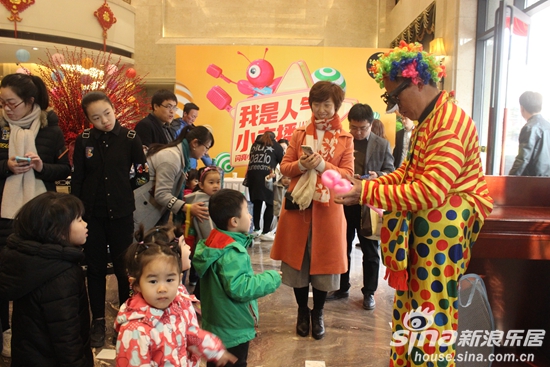3小丑为小朋友们吹气球