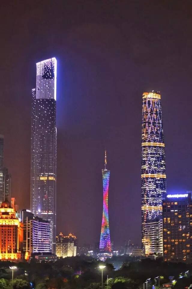 广州第一高楼靓爆珠江新城夜空!广州东塔首次