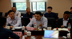 參會(huì)代表積極討論發(fā)言