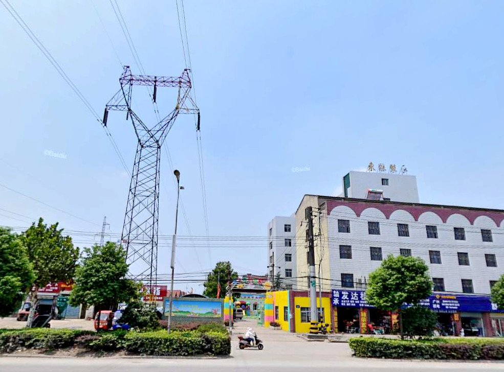 荆州高铁站区域的高压电塔（向前横跨思源小区）
