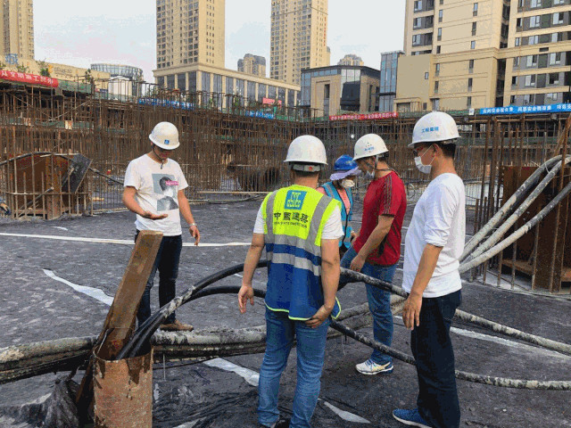 荆州在建最高建筑 218米绿地之窗塔楼大底板浇灌完成