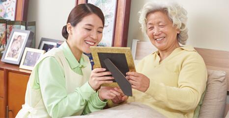 日医的介护人员体贴地与老人交流，重新点燃老人对生活的美好希望