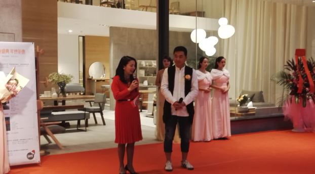 东莞广播电台节目主持人叶纯与DAaZ品牌创始人冷传福