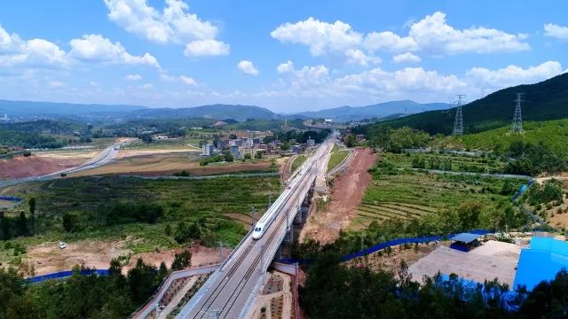 记者从会上获悉,大理至丽江铁路正式进行提速改造,完成改造后,昆明至
