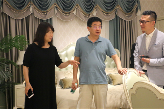   居然之家代表参观展厅