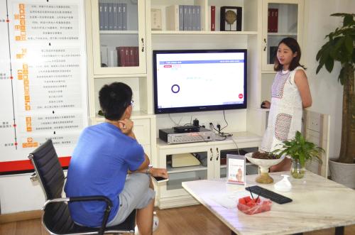  借助鸿扬家网的风格定位器和功能定位器等工具，业主现场体验梳理自己的家装需求